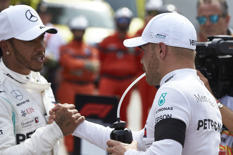 Polesetter Lewis Hamilton und sein Mercedes-Teamkollege Valtteri Bottas teilen sich die erste Startreihe