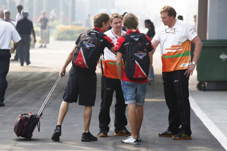 Timo Glock und Charles Pic begrüßen Force India Mitglieder