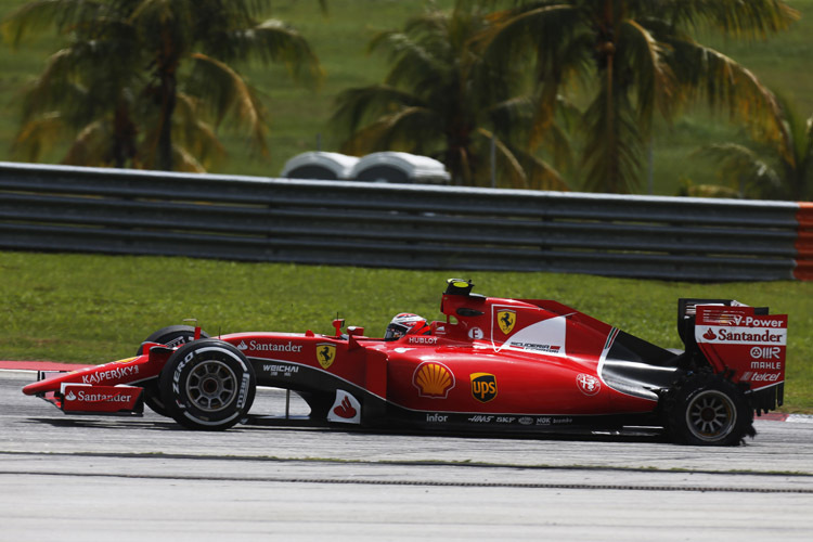 Kimi Räikkönen war nach dem Plattfuss mit einem beschädigten Ferrari unterwegs
