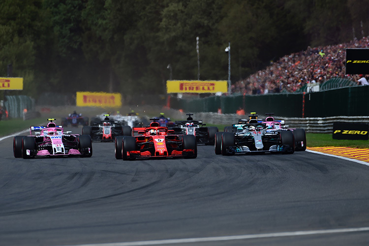 Esteban Ocon attackiert in der ersten Runde frech Leader Vettel