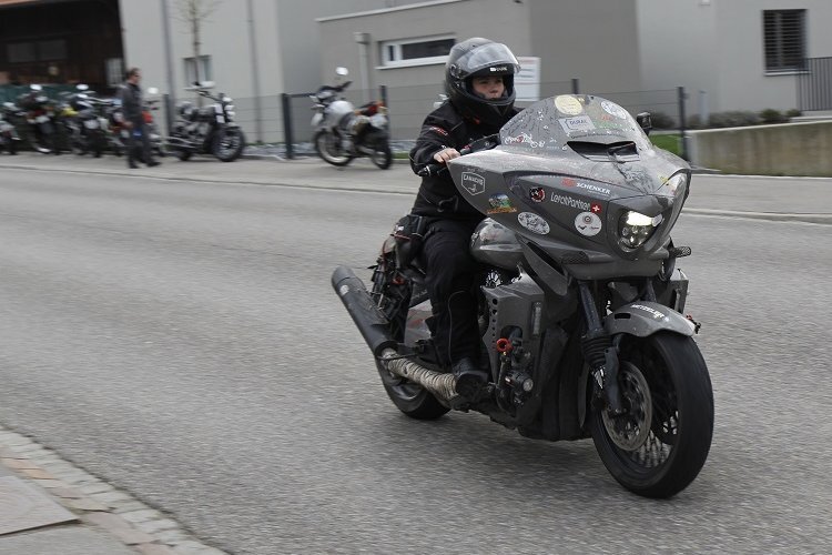 Grizzly offerierte Reby sein erstes Weltrekordbike für eine Spritzfahrt. Die Grösse des Motorrades irritierte sie kaum, einzig um den Seitenständer einzuklappen brauchte sie Hilfe, ihre Beine waren dafür zu kurz.