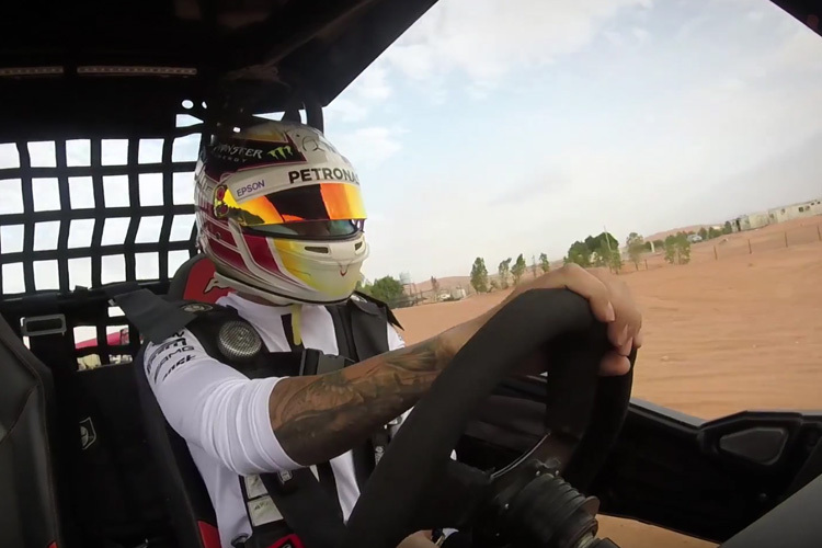 Fahrfreude pur: Lewis Hamilton im Buggy