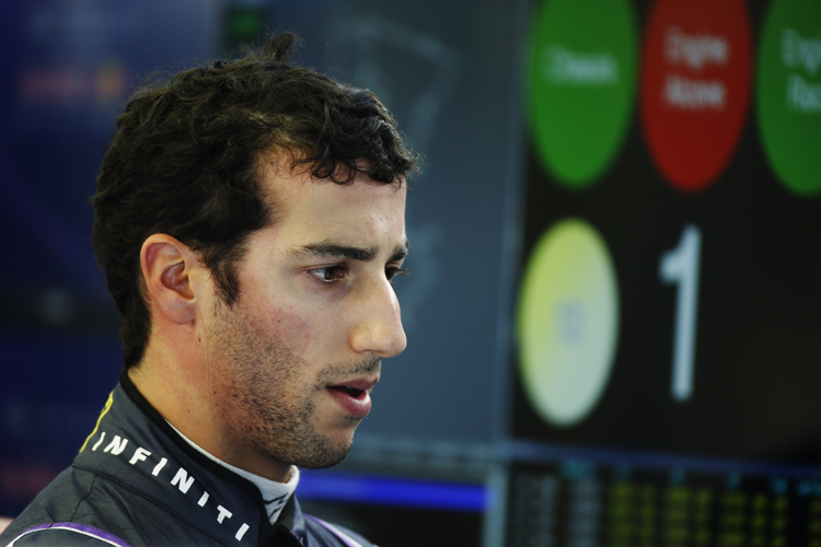Sorgenfalten: Zur Mittagspause war der Testtag für Daniel Ricciardo gelaufen