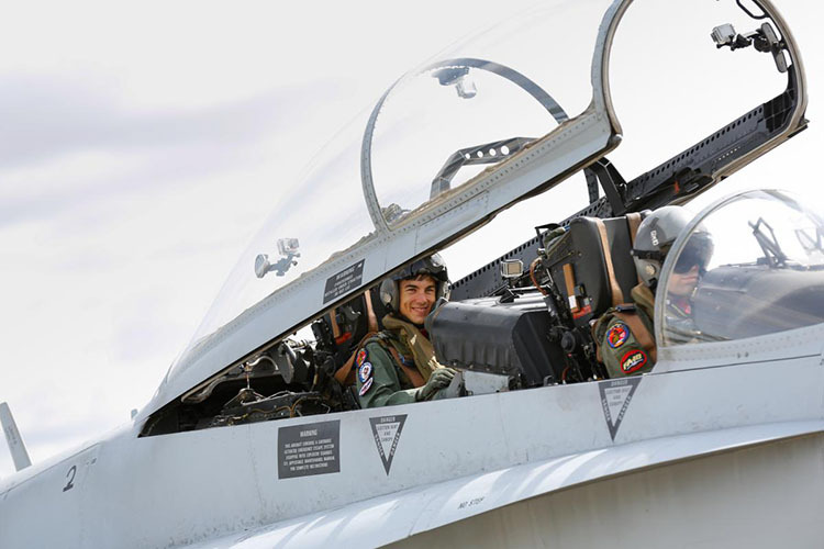 Maverick Viñales im Cockpit des F18