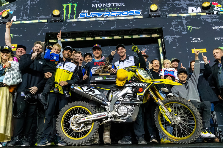 Ken Roczen feiert mit Team und Familie seinen Sieg in Daytona