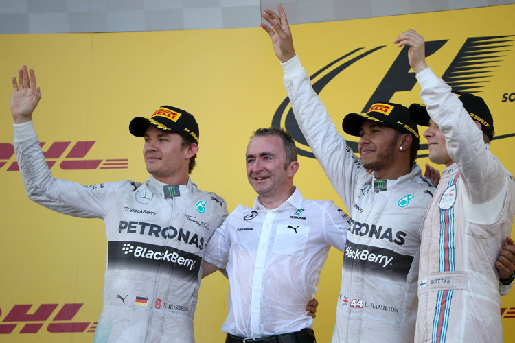 Paddy Lowe auf dem Siegerpodest des Russland-GP mit Rosberg, Hamilton und Bottas