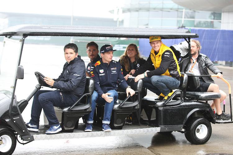 Vom schlechten chinesischen Wetter darf man sich die Laune nicht verhageln lassen: Max Verstappen und Nico Hülkenberg 2017in Shanghai