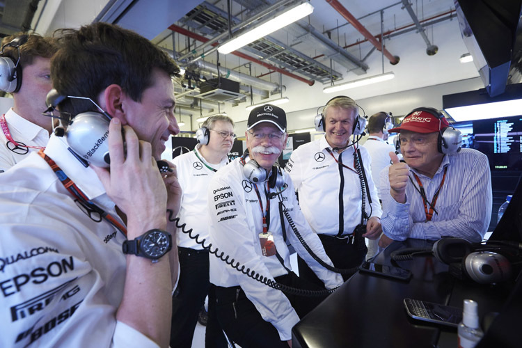 Hoher Besuch: Daimler-Oberhaupt Dr. Dieter Zetsche (Mitte) in der Mercedes-Box bei Toto Wolff (links) und Niki Lauda