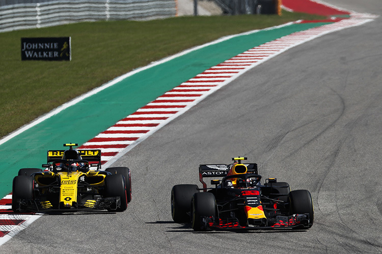 Carlos Sainz (links) neben Max Verstappen