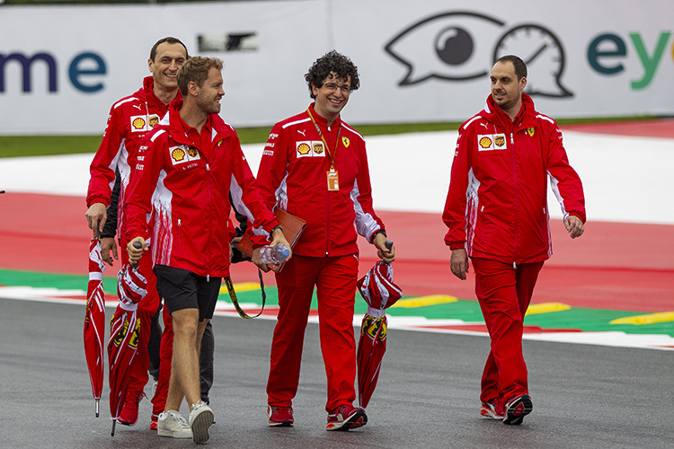 Sebastian Vettel mit seinen Ingenieuren bei der Pistenbesichtigung am Red Bull Ring