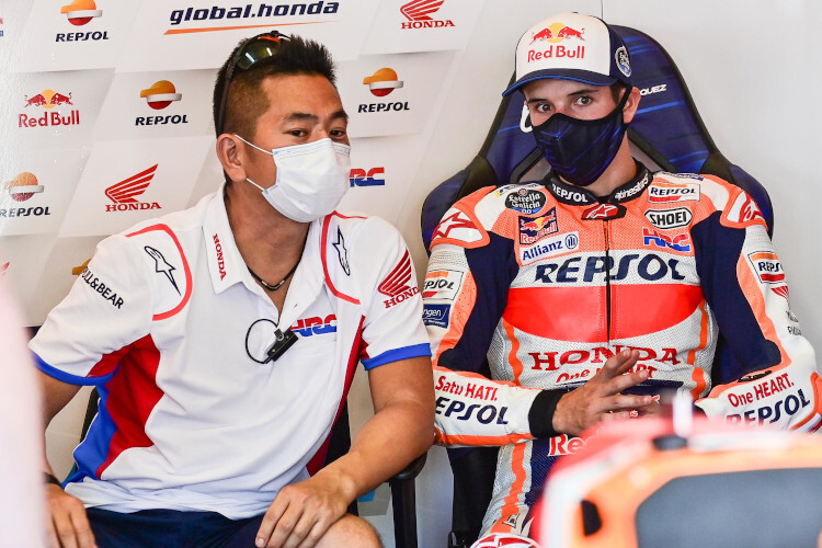 Honda-Projektleiter Takeo Yokoyama und Alex Márquez