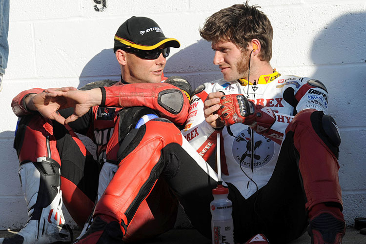 Keith Amor (li. neben Guy Martin) glaubt an seine Chancen beim North West 200