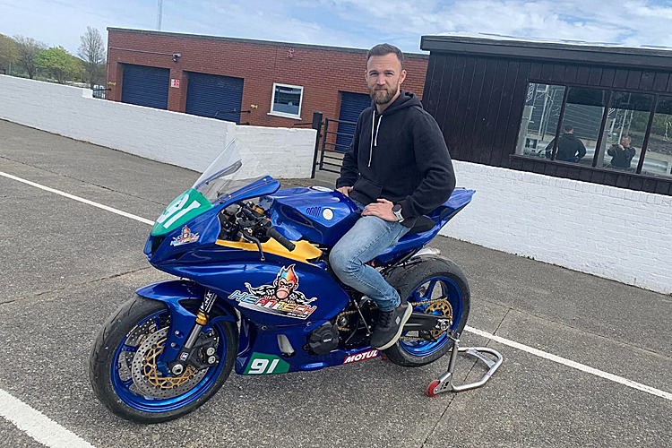 Julian Trummer auf Yamaha R7, mit dem er in der Supertwin-Klasse beim NW200 und der TT unterwegs sein wird