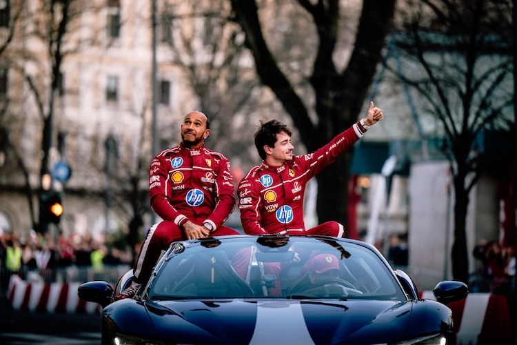 Lewis Hamilton und Charles Leclerc hatten sichtlich Freude beim Fan-Event in Mailand