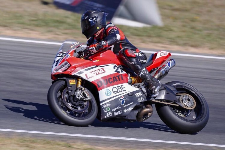 Troy Bayliss macht auch mit 48 Jahren auf dem Motorrad noch eine gute Figur