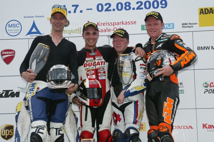 IDM Superbike - Lauf 1: Zu viert auf dem Podium.