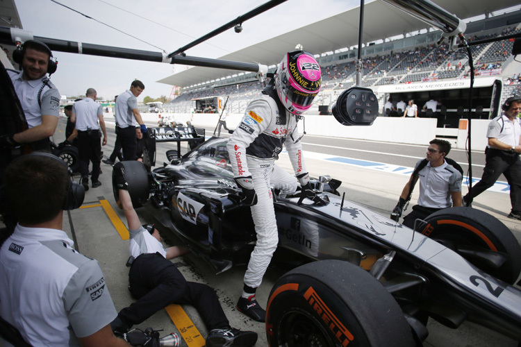 Jenson Button steigt nach dem freien Training aus seinem McLaren