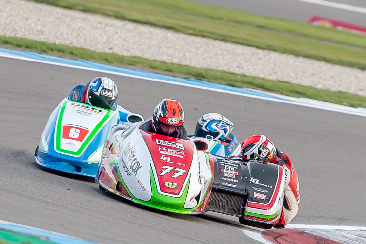 Tim Reeves/Mark Wilkes (77) gewannen in Assen beide Rennen in der BSB Sidecars