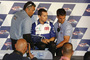Jorge Lorenzo wird auf die Bühne getragen