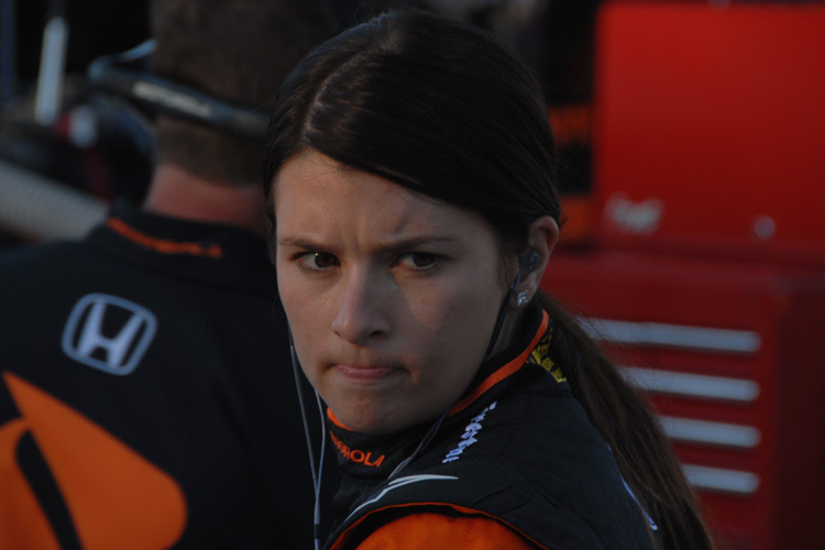 Danica Patrick verteidigt auch gegen ihre Teamkollegen verbissen
