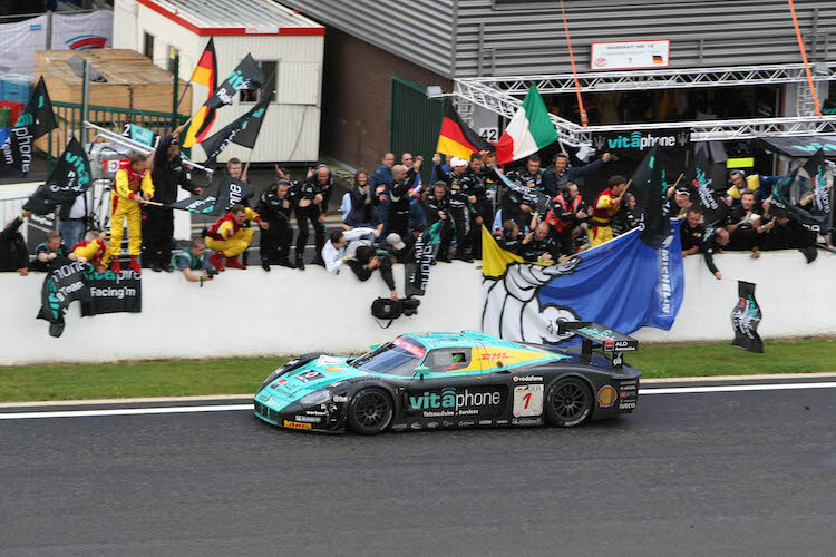 Wenn GT-Fans an GT1-Boliden denken, bekommen sie feuchte Augen von den Erinnerungen. Hier der Vitaphone Racing Maserati MC12 GT1, mit dem Michael Bartels, Andrea Bertolini, Stéphane Sarrazin und Eric van de Poele die 24h Spa gewannen