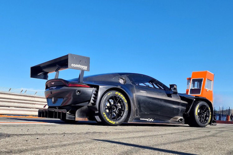 Comtoyou Racing bei Testfahrten mit dem neuen Aston Martin Vantage GT3