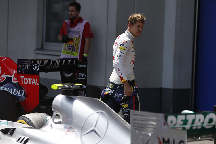 Sebastian Vettel: Ein laaaanger Blick auf den Mercedes von Lewis Hamilton