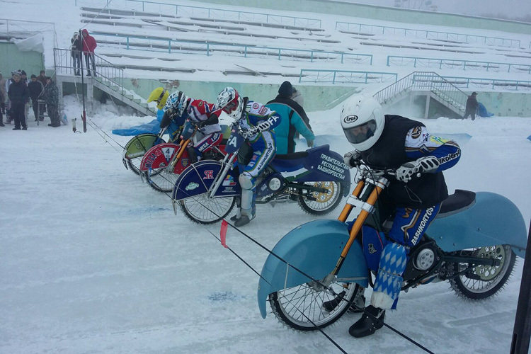 Günther Bauer (re.) in Kumertau/Russland