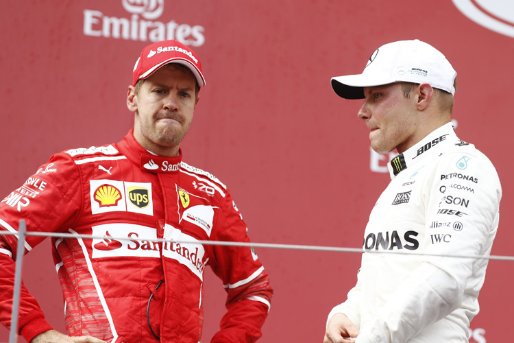 Vettel auf dem Siegerpodest: Ärger über den entgangenen Sieg