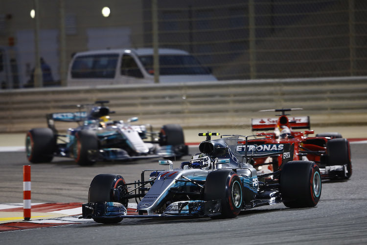 Valtteri Bottas in Bahrain vor Sebastian Vettel und Lewis Hamilton