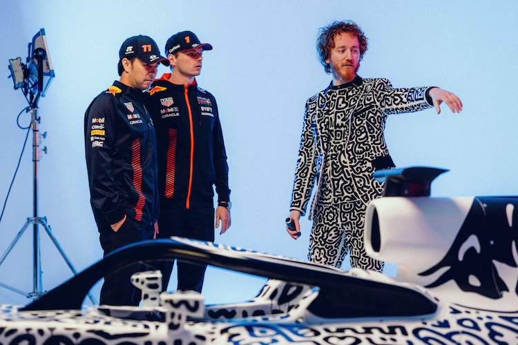 Sergio Pérez, Max Verstappen und der britische Künstler Sam Cox alias Mr. Doodle