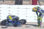 Valentino Rossi mit der zerstörten Yamaha M1