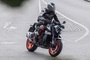 Die WP Apex Gabel verrät: Die auf 2025 geplante KTM 990 Duke R auf Erprobungsfahrt