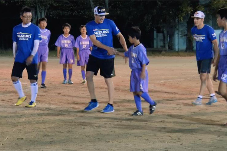 Aleix Espargaró und Maverick Viñales absolvierten in Japan ein Fußball-Match