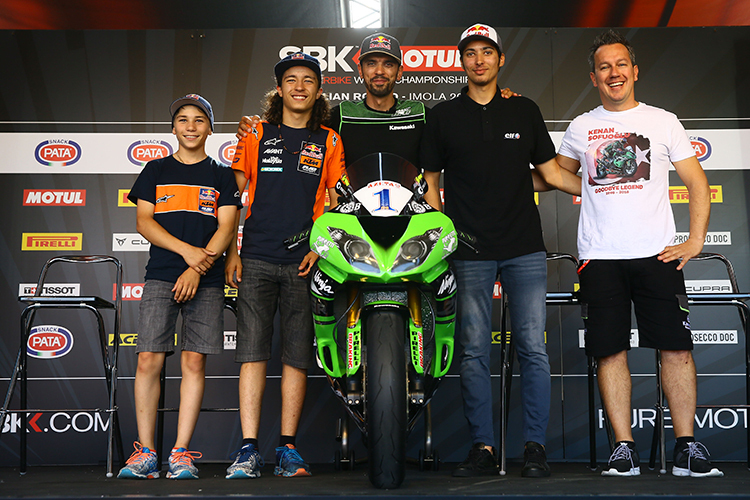 Deniz und Can Öncü, Kenan Sofuoglu, Toprak Razgatlioglu und Kawasaki-Teamchef Manuel Puccetti (v.l.)