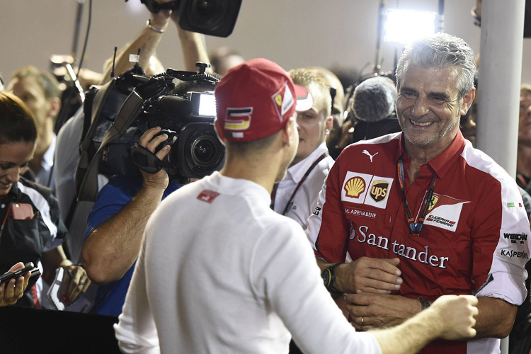 Ferrari-Teamchef Maurizio Arrivabene mit Sebastian Vettel