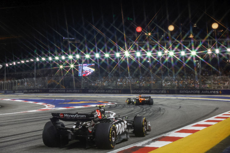 Nico Hülkenberg unterwegs beim legendären Nachtrennen in Singapur