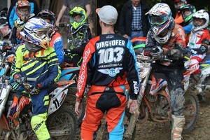 Alle hören gebannt zu: Philipp Ringhofer unterrichtet Young Fighterz in der Kunst des Motocross )