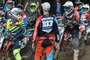 Alle hören gebannt zu: Philipp Ringhofer unterrichtet Young Fighterz in der Kunst des Motocross