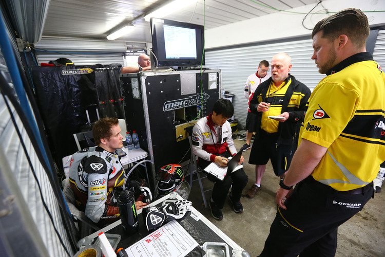 Mika Kallio in der Box mit Crew-Chief Kaneko und den Dunlop-Technilkern