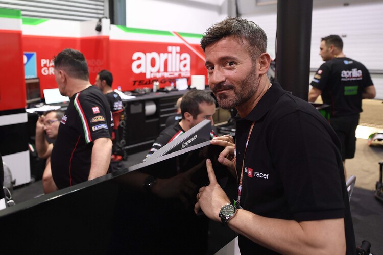 Max Biaggi in der MotoGP-Box von Aprilia