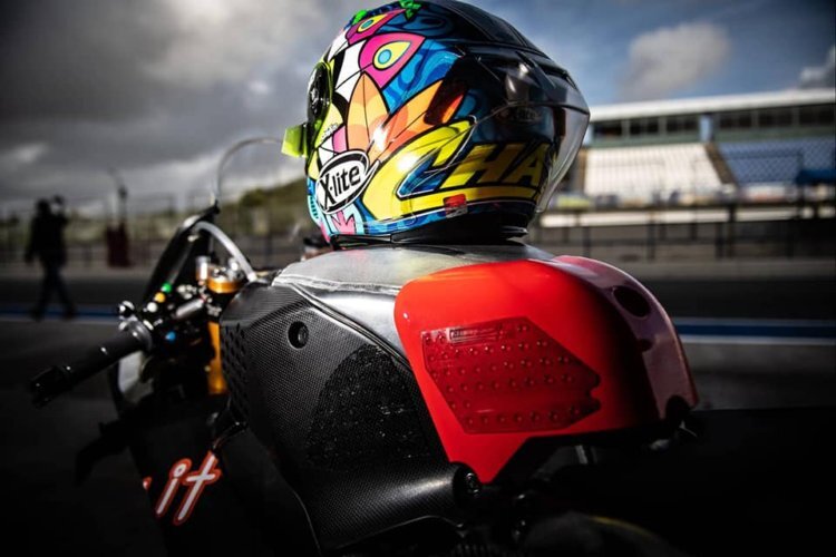 Nur der Helm von Chaz Davies durfte auf die GoEleven-Ducati