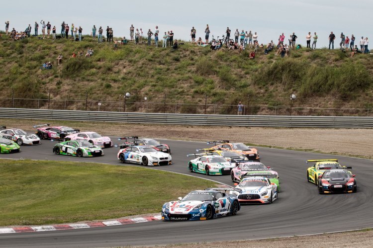 Die GT3-Renner des ADAC GT Masters auf der Strecke in Zandvoort