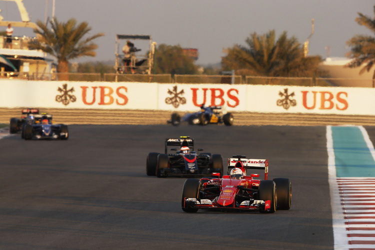 Sebastian Vettel in Abu Dhabi vor Jenson Button