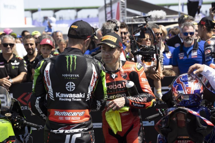 Jonathan Rea gratuliert Alvaro Bautista zu einem starken Misano-Wochenende