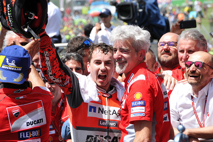 Nach dem Sieg in Mugello: Jorge Lorenzo mit Gigi Dall'Igna, ganz rechts Domenicali