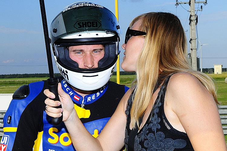 Ein Küsschen vor dem Rennen für Roland Resch von Ehefrau Kristina als zusätzliches Doping