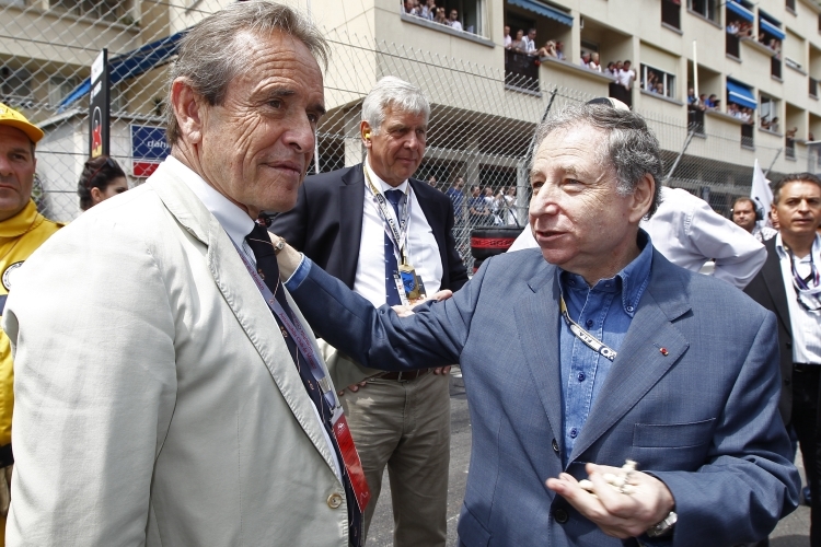 Am Mikro: Jacky Ickx (links)