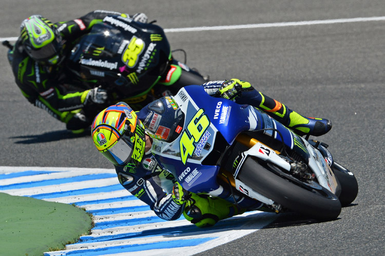 Im Rennen: Valentino Rossi vor Crutchlow