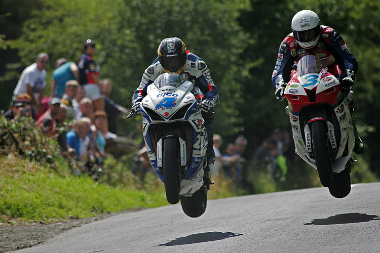 Michael Dunlop (re.) Seite an Seite mit Guy Martin